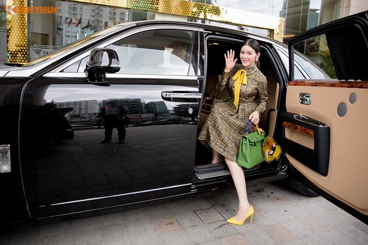 Ly Nha Ky ngoi xe Rolls-Royce hon 40 ty di du su kien-Hinh-6